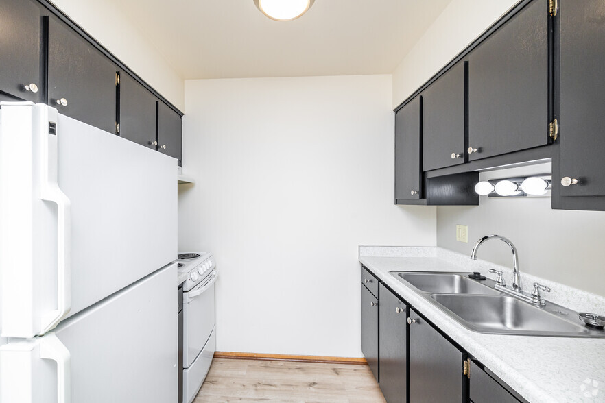 1BR, 1BA - 750SF - Kitchen - Carriageway