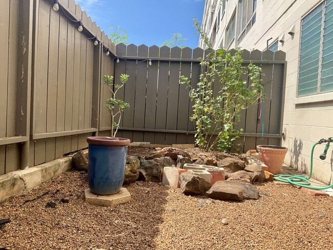 Building Photo - Charming 1/1/1 Ground Floor Unit with Lana...