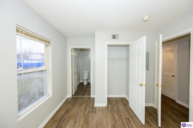 Building Photo - 621 Stewart St