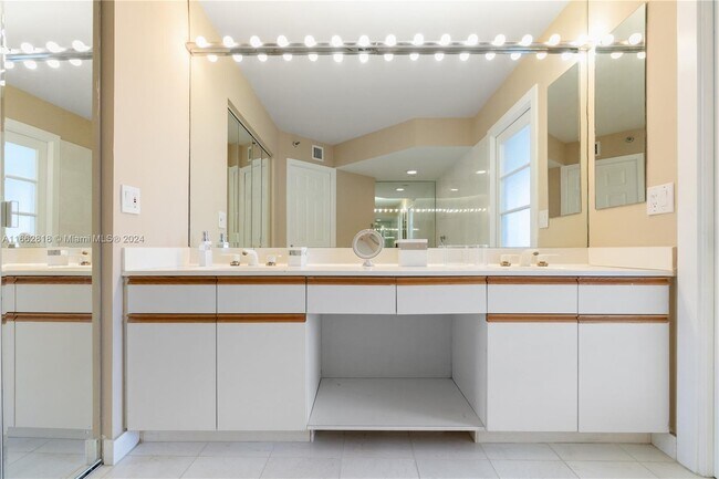 Building Photo - 3500 Mystic Pointe Dr