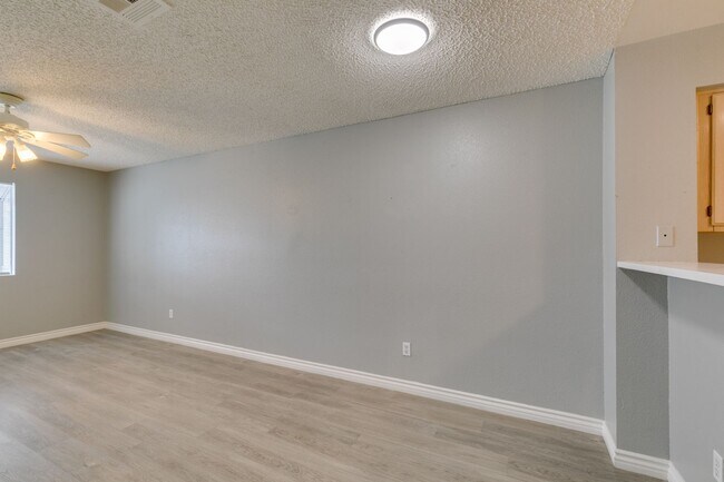 Building Photo - 2117 Willowbury Dr