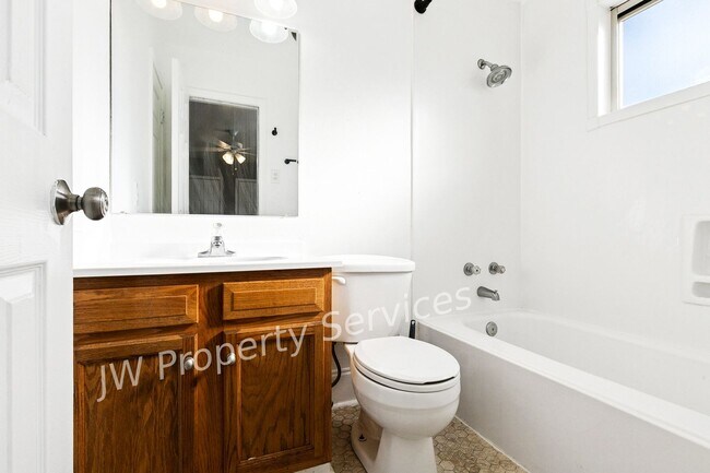 Building Photo - 2203-2203 Octavia Dr