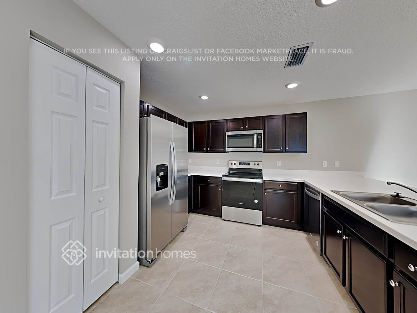 Building Photo - 560 SW Nagle Pl