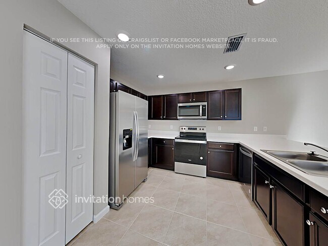 Building Photo - 560 SW Nagle Pl