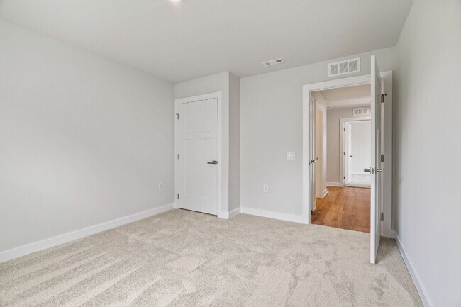 Building Photo - Beautiful White House Home | Granite Counters, Gas Range & One-Level Living