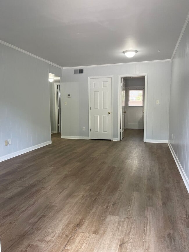 Building Photo - 2 bedroom, 1 bath apartment in small complex on Hill Street! Walking distance to Normal Town, Dow...