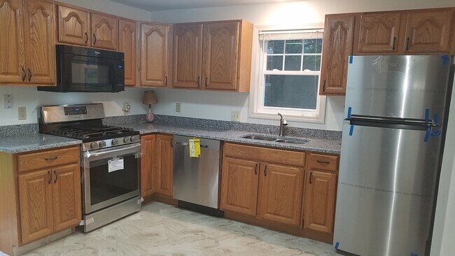 Building Photo - 68 Blatchley Ave