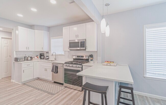 Building Photo - 210 Dumoulin Ave