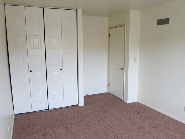 Building Photo - 3 Bedroom 2 and  1/2 Bath Townhome