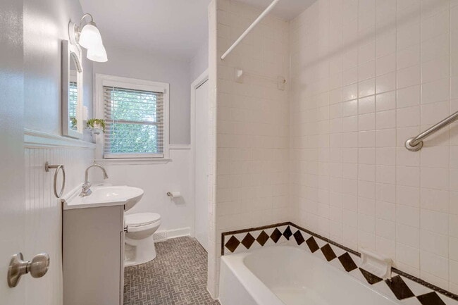 Building Photo - Spacious 3-Bed Ranch Living in Hillsborough