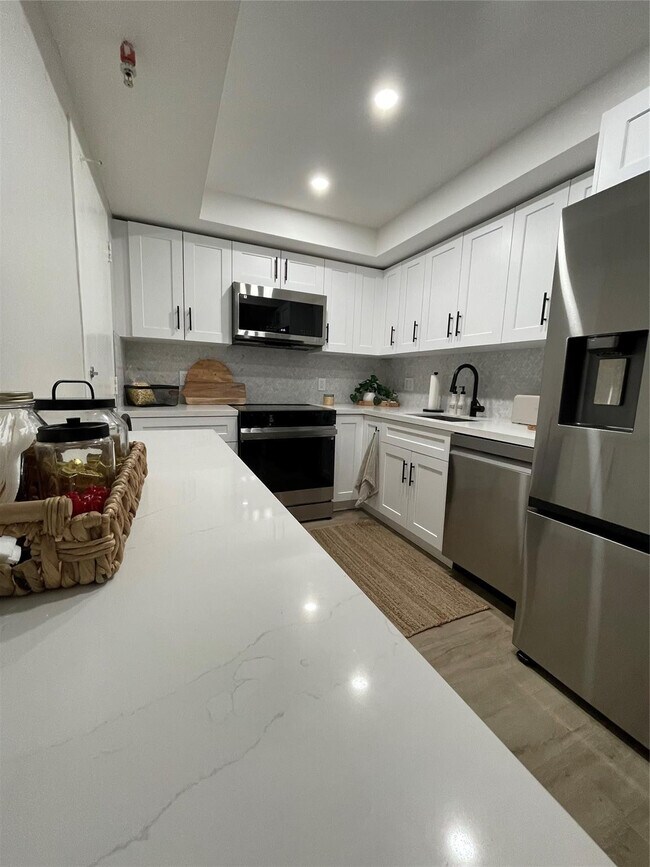 Building Photo - 400 Kings Point Dr