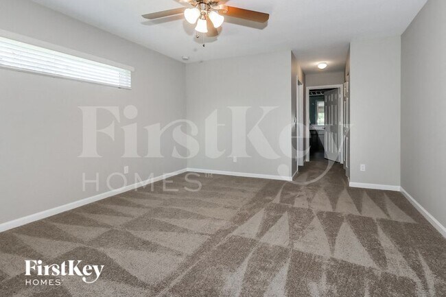 Building Photo - 957 SE Caravan Ave