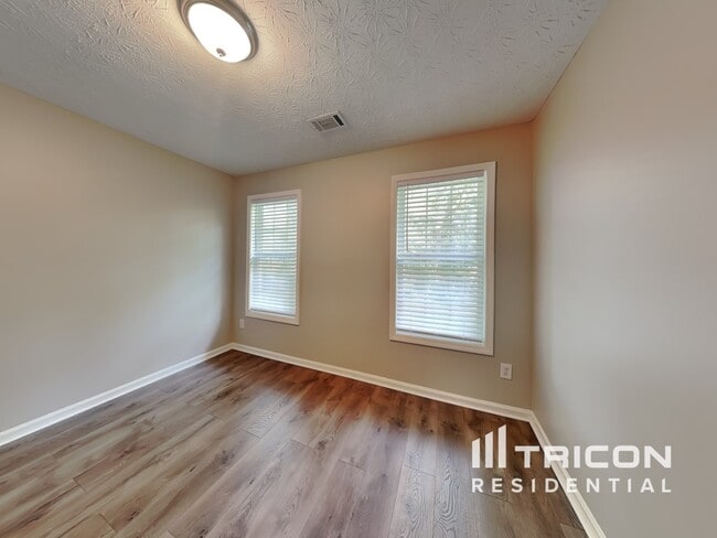 Building Photo - 1512 Riverglen Dr