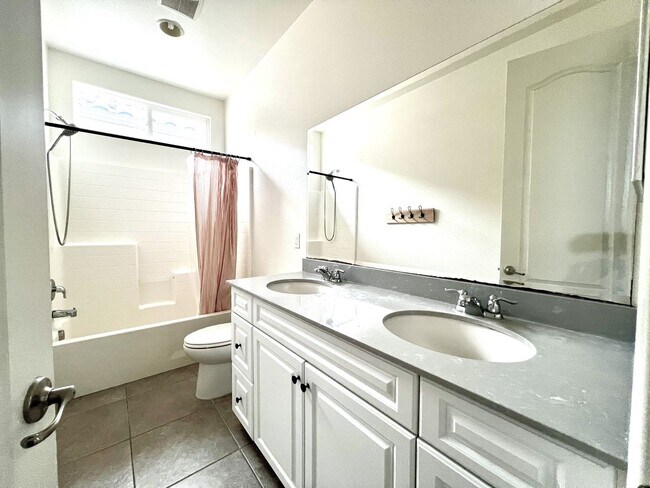 Building Photo - Modern Eastvale Home | 3 Bed | 2.5 Bath | 2-Car Garage | Pool & Gym | Solar Panels