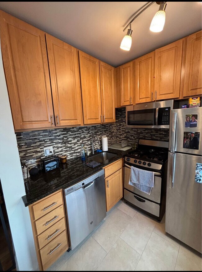 Building Photo - 1824 N Lincoln Park W