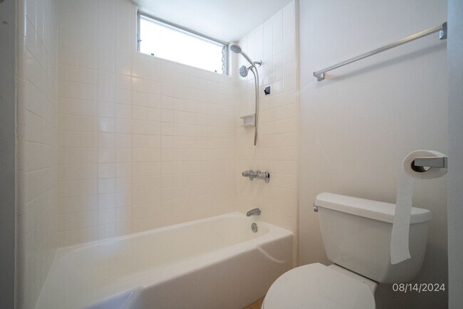 Building Photo - $2300  1 bd 2 ba 1 pkg -1447 Kewalo #705