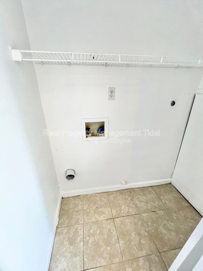 Building Photo - 320 Fairfax Terrace