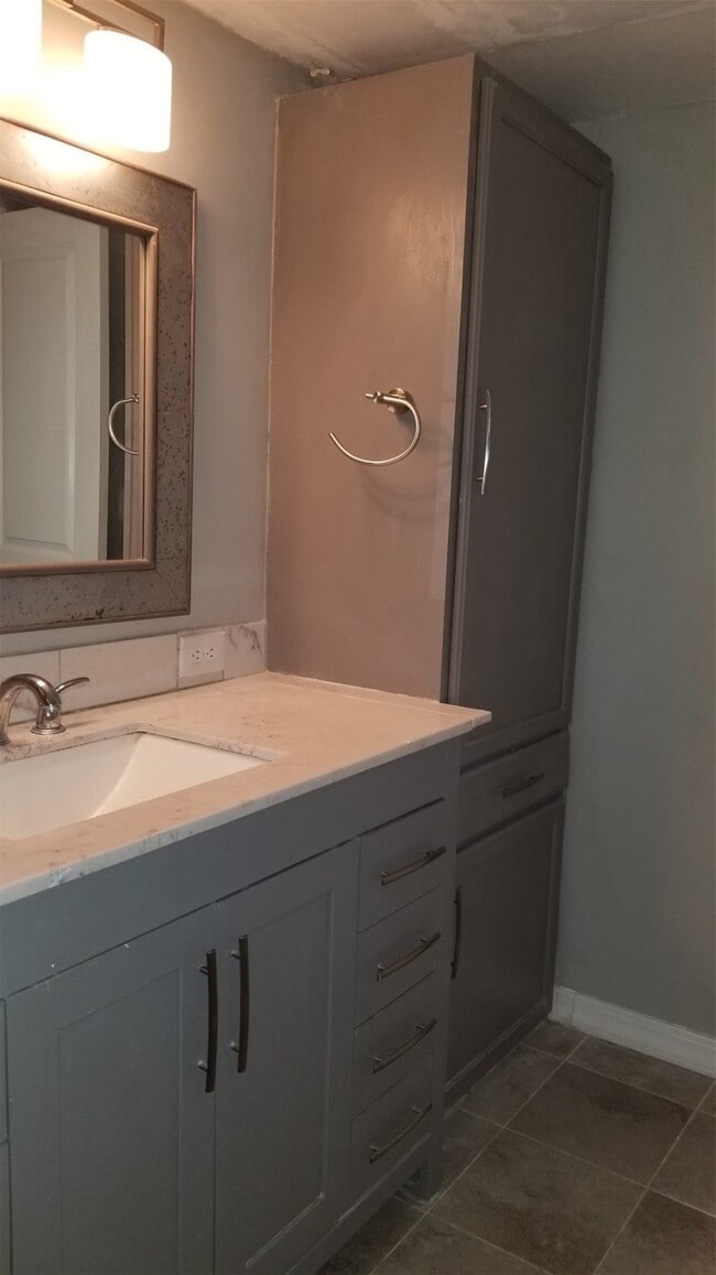 Building Photo - 2100 Tanglewilde St