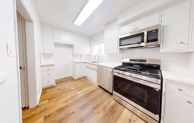 Interior Photo - 1815 N. Harvard Blvd