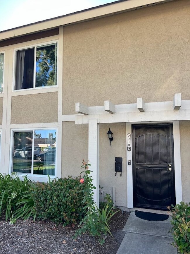 Primary Photo - 3 Bed | 1.5 Bath Townhome with Garage in S...
