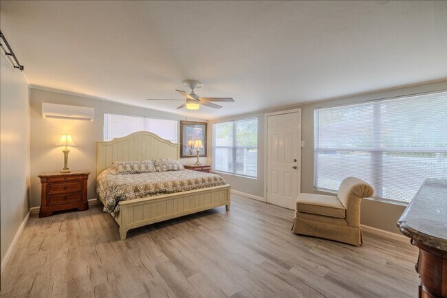 Building Photo - ANNUAL RENTAL - 3 Bed, 2 Bath Fully Furnished Home