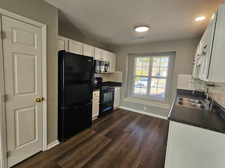 Building Photo - 210 Hepworth Way