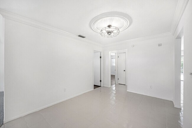 Building Photo - 2 Bedroom 2 bath Pool Home in Naples park