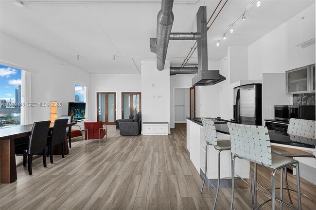 Building Photo - 10 SW South River Dr