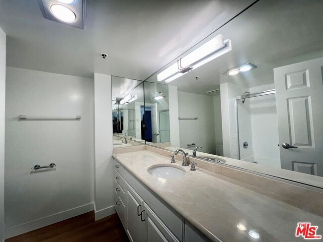 Building Photo - 10390 Wilshire Blvd