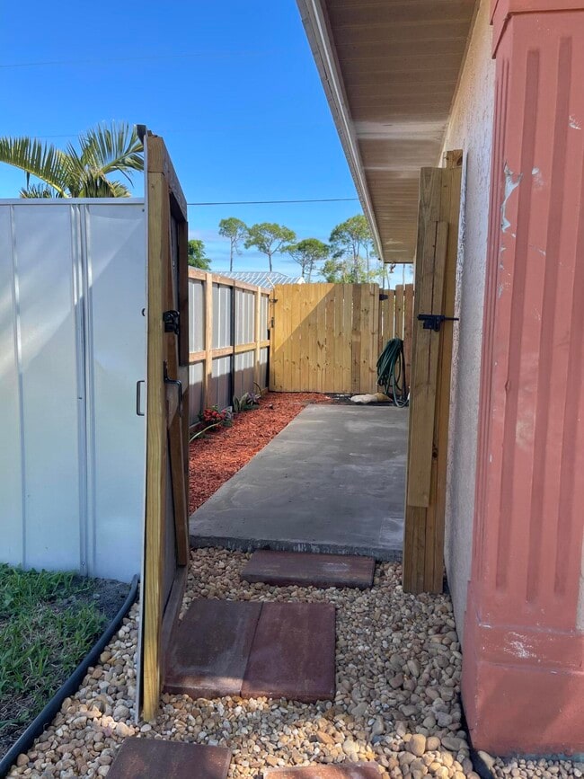 Building Photo - 5753 SE Mercedes Ave