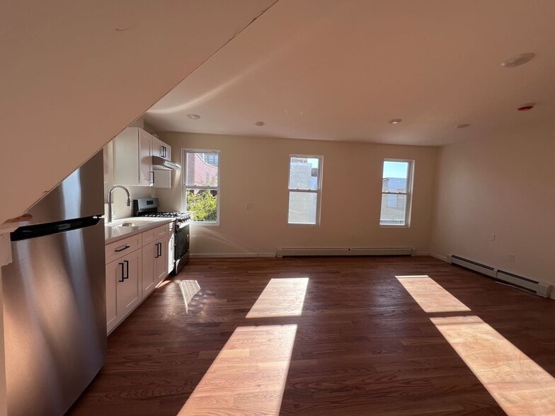 Building Photo - 409 41st St