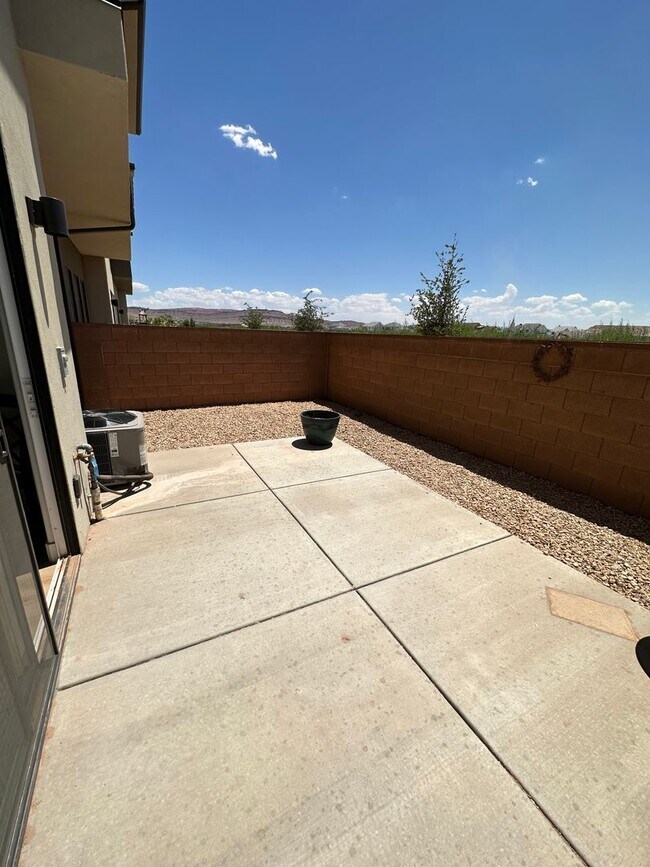 Building Photo - Pet Friendly!!! Beautiful Woodland Estates...