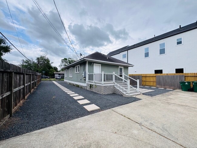 Building Photo - 1345 Nashua St