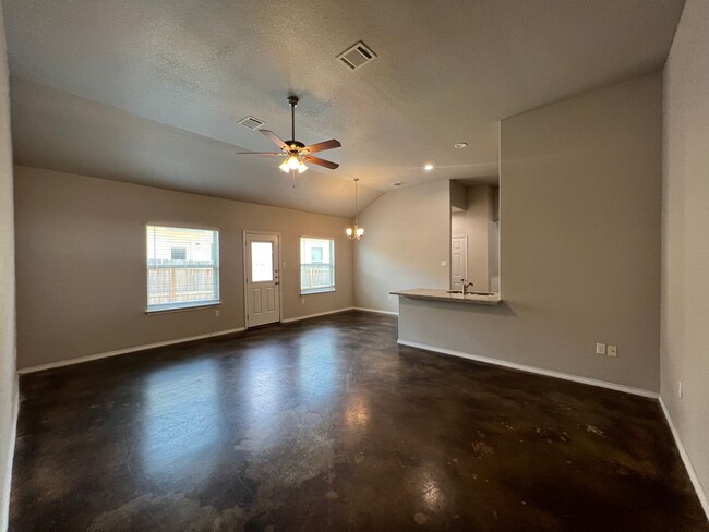 Building Photo - Luxury 3/2 Duplex in Seguin, Texas