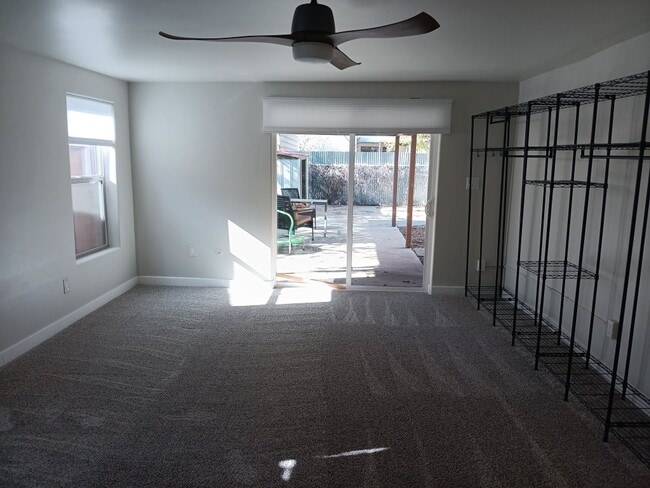 Building Photo - Stunning 4-bedroom 3-bathroom home in Santa Fe! Showings available NOW!