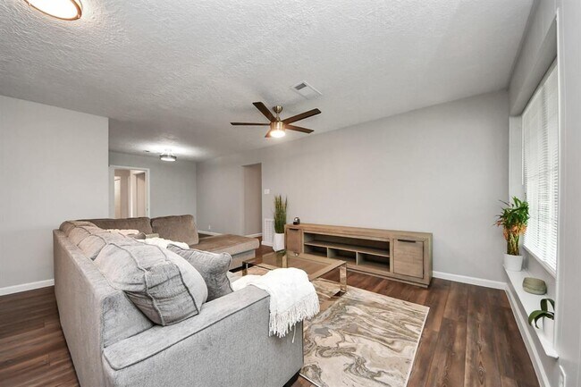 Building Photo - 3111 Tanglebriar Dr