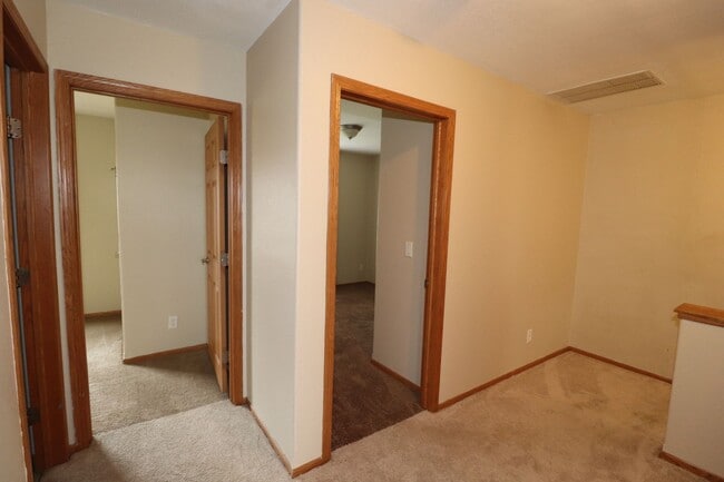 Building Photo - Spacious Town House for Rent