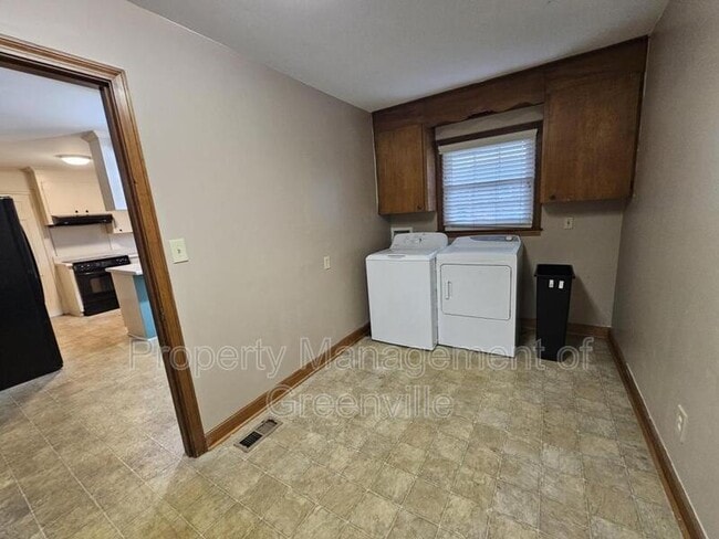 Building Photo - 104 S Orchard Dr