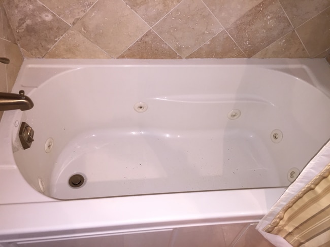 Shower combo/Bathtub w/jets - 11138 Aqua Vista St