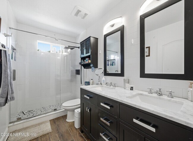 Building Photo - 705 W Kings College Dr