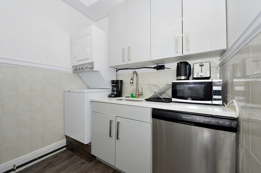 Building Photo - 470 9th Ave