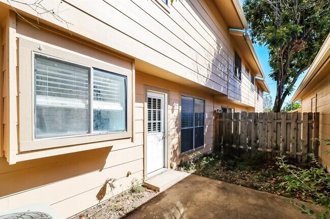 Building Photo - 8938 N Plaza