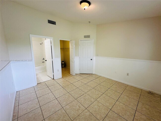 Building Photo - 1251 SE 28th Ct