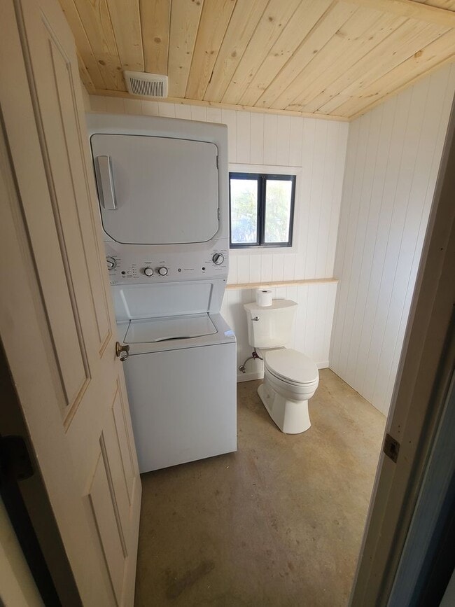 Building Photo - $500 OFF! NEWLY RENOVATED STUDIO W/ WASHER...