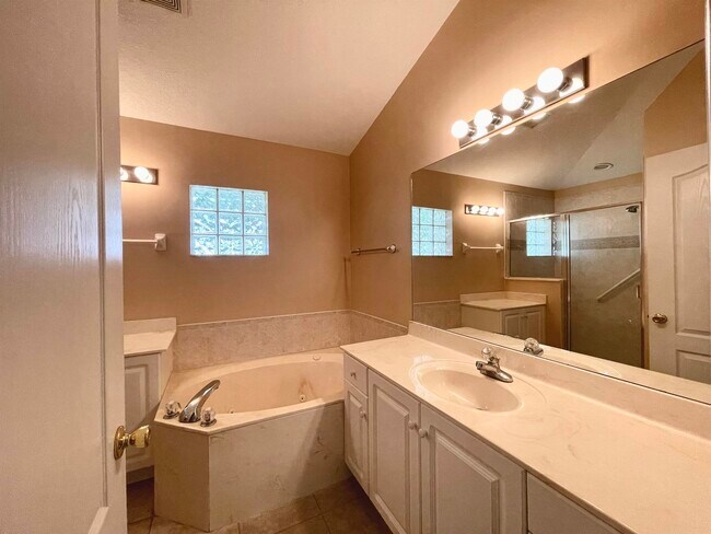 Building Photo - 704 Captains Dr