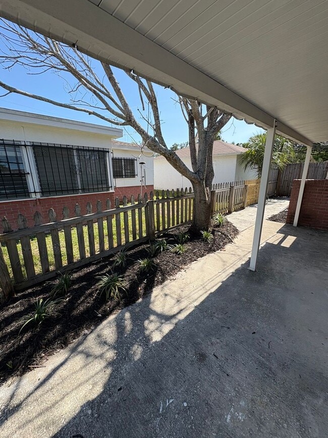 Building Photo - Tarpon Springs home close to downtown!