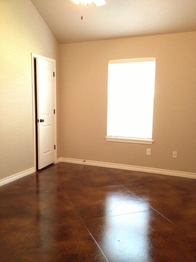 Building Photo - 617 Paseo del Plata Dr