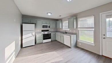 Building Photo - Oak Grove 2 Bedroom 1 1/2 Bath Duplex