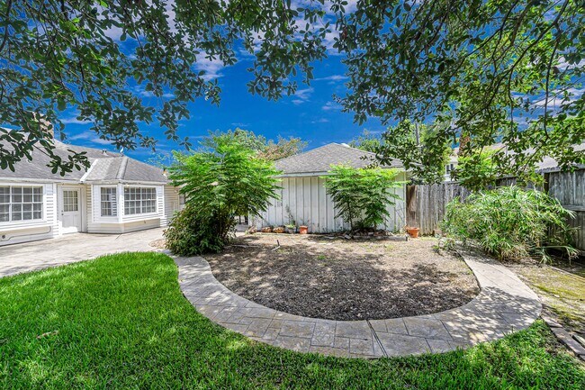 Building Photo - 614 Val Lena Dr