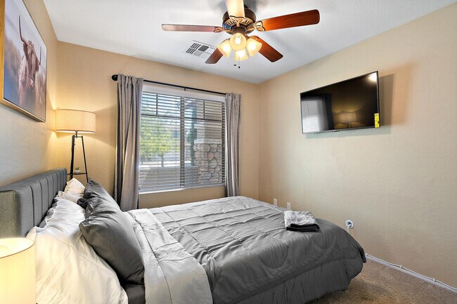 Building Photo - 2949 E Crescent Way